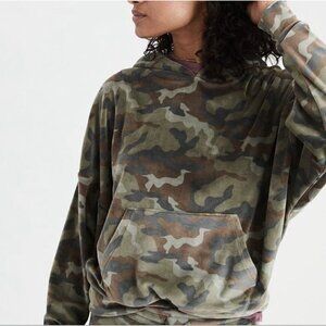 American Eagle Camo Hoodie Size Small Velour Olive Green Crop Pullover Top
